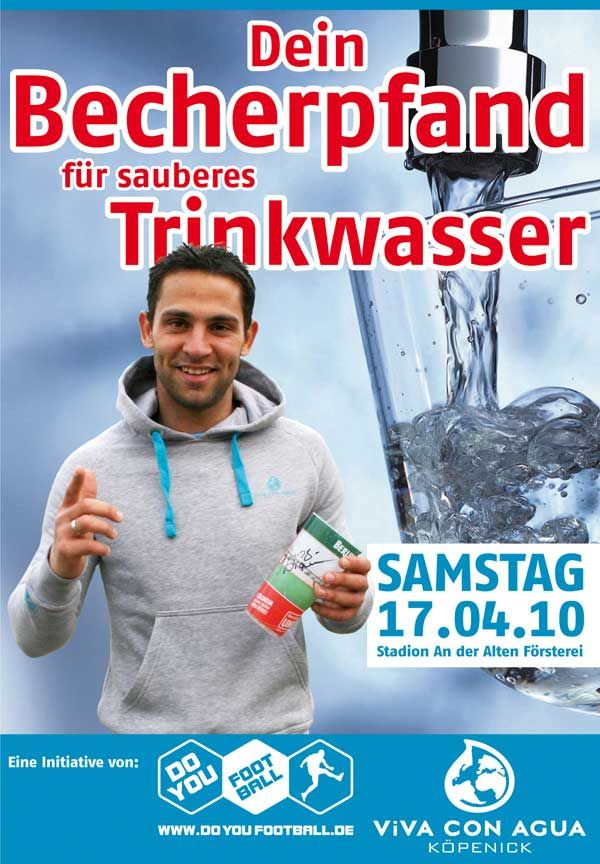 Ein junger Mann hält eine Wasserflasche in der Hand, vor einem Wasserhahn, mit Informationen zu einer Initiative für sauberes Trinkwasser.