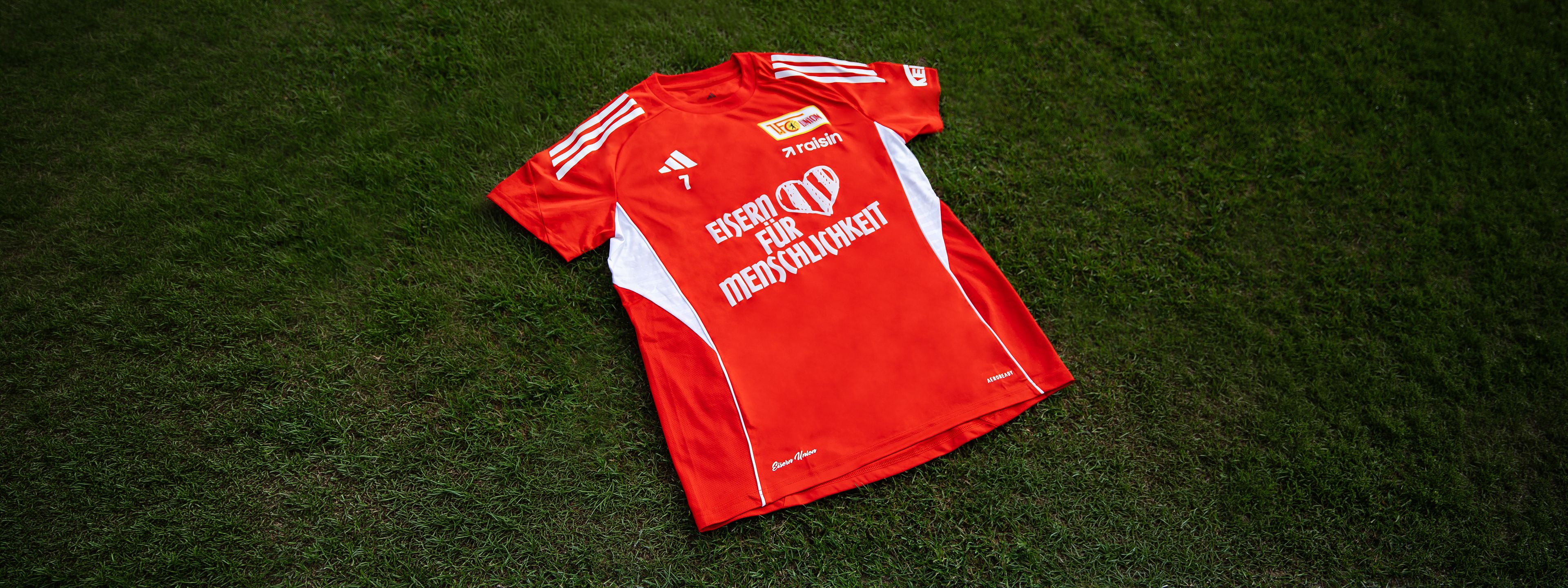 Signierte Aufwärmshirts für inklusiven Bahnsteig der Parkeisenbahn Wuhlheide