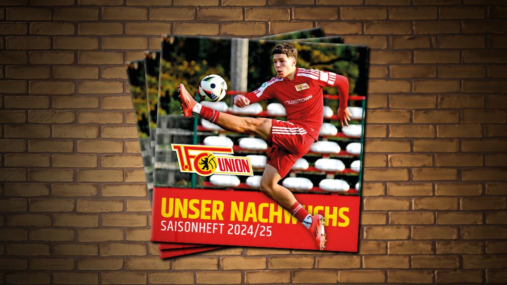 Ein Fußballspieler in roter Kleidung tritt einen Ball, präsentiert auf einem Plakat mit dem Titel "UNSER NACHRICHTS".