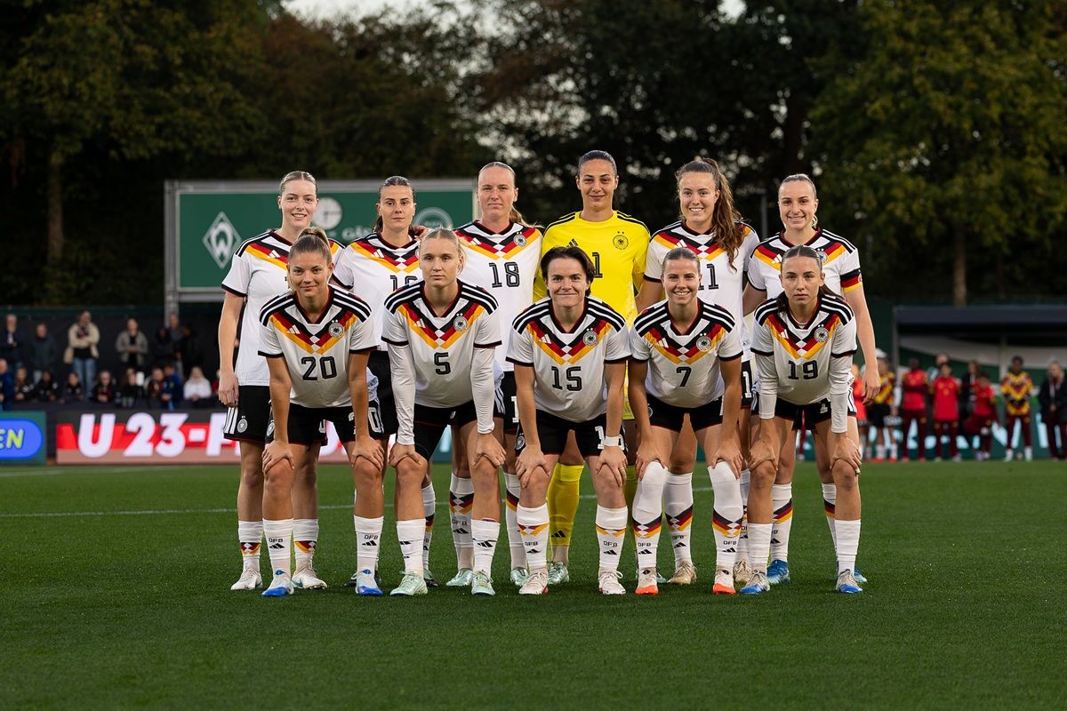 Die deutsche Frauenfußballmannschaft posiert auf dem Spielfeld für ein Gruppenfoto.
