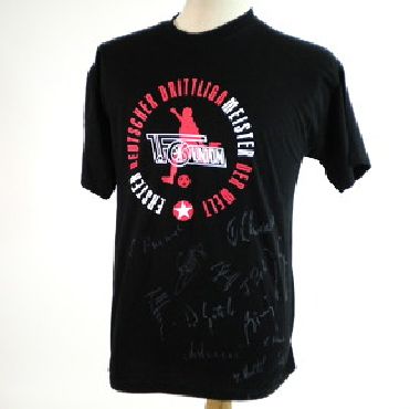 Schwarzes T-Shirt mit rotem und weißem Aufdruck sowie mehreren Unterschriften.