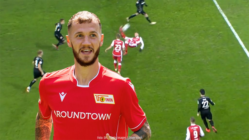 Ein Fußballspieler im rot-weißen Trikot steht im Vordergrund, während im Hintergrund ein Spielgeschehen auf dem Platz zu sehen ist.