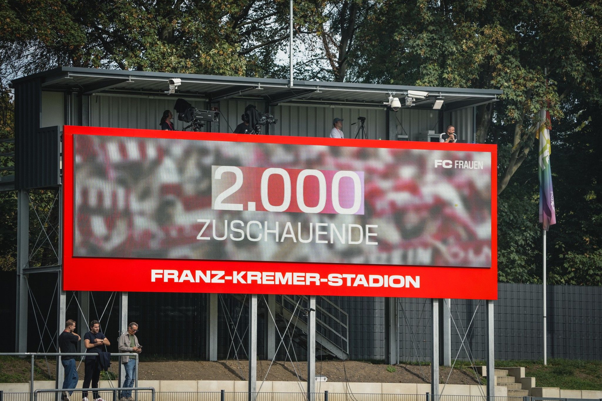 Zahlenschild im Franz-Kremer-Stadion zeigt 2.000 Zuschauer für ein Spiel des FC Frauen an.