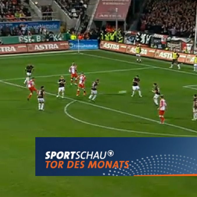 Fußballspiel im Stadion mit Spielern in Aktion, im Vordergrund der Schriftzug "SPORTSCHAU - TOR DES MONATS".