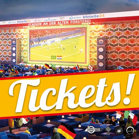 Blick in ein Stadion mit Fans, großen Bildschirmen und Sitzplätzen, die ein Fußballspiel übertragen. "Tickets!" steht prominent im Vordergrund.