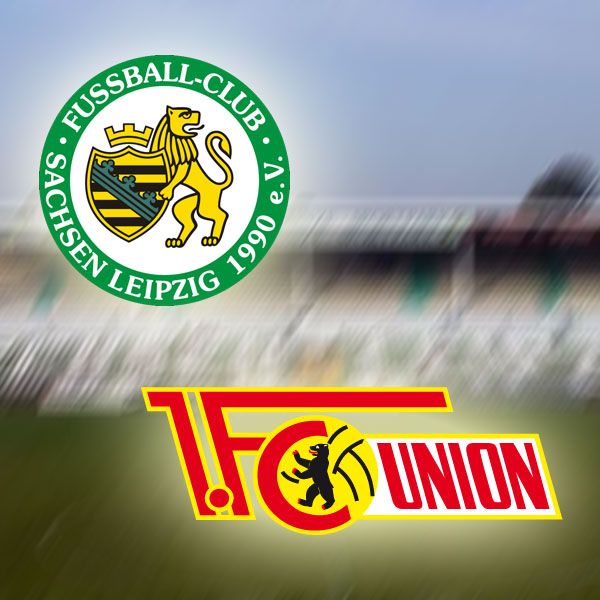 Logo des FC Sachsen Leipzig und Logo des 1. FC Union Berlin auf verschwommenem Stadionhintergrund.