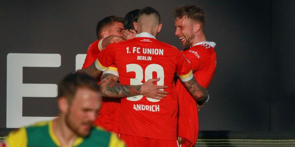 Players of 1. FC Union Berlin celebrate a goal together on the field.