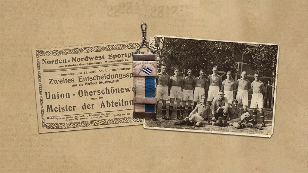 Historisches Foto einer Fußballmannschaft mit einer Urkunde und einem Abzeichen aus den 1920er Jahren.