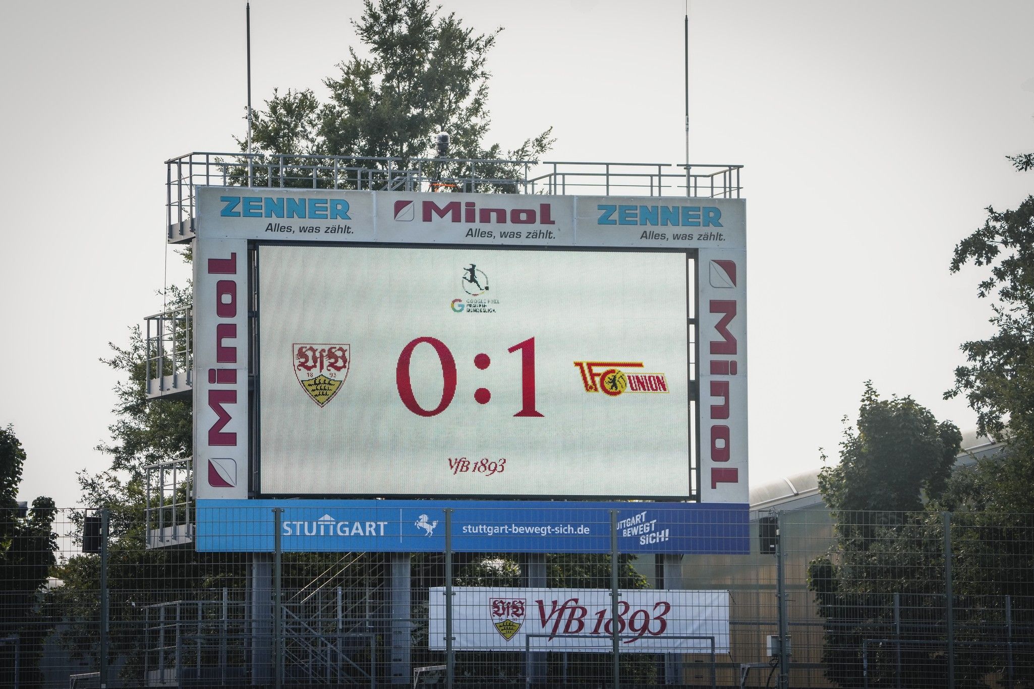 Ergebnisanzeige eines Fußballspiels: VfB Stuttgart 0, 1. FC Union Berlin 1.