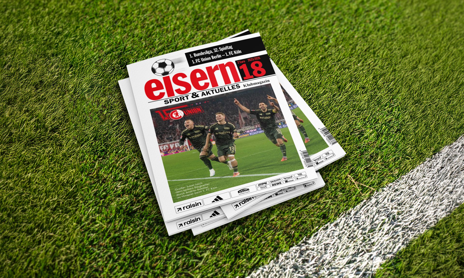 Sportmagazin "eisern18" mit Berichten über Fußballspiel, auf einem grünen Rasen mit weißen Linien.