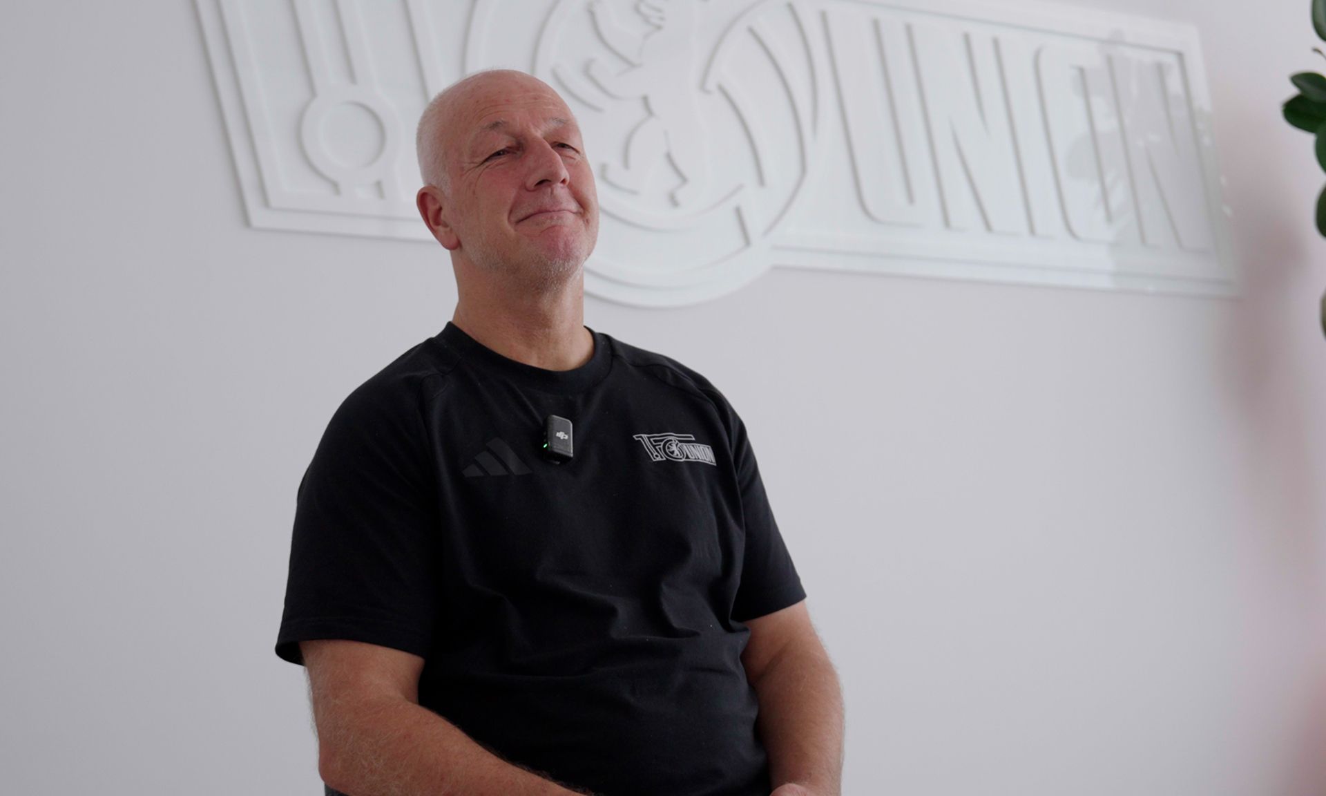 André Hofschneider gibt ein Interview.